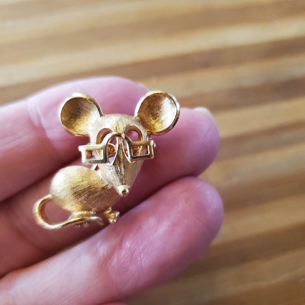 Vintage Avon Mouse Brooch Moveable Glasses